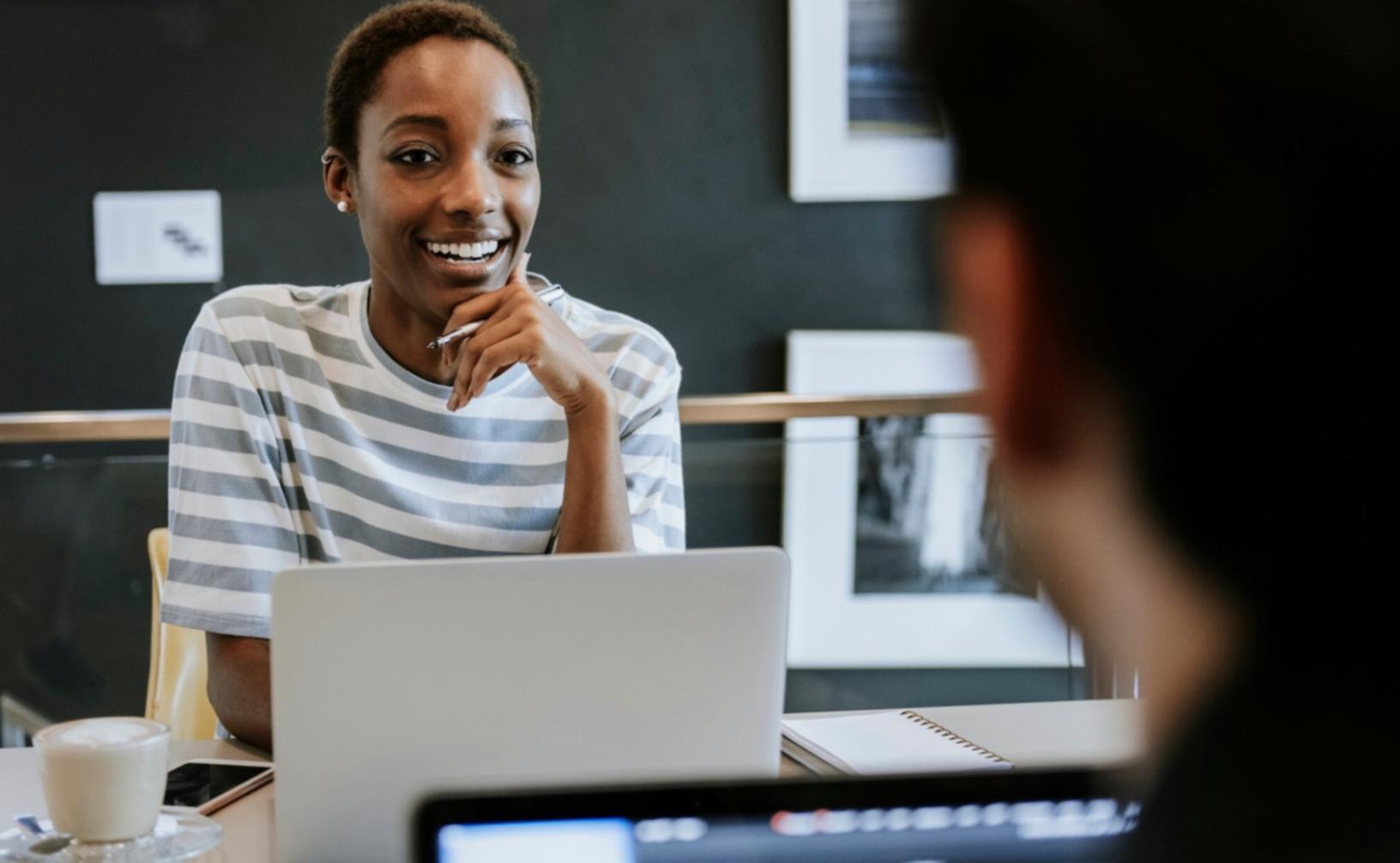 Bureau collaboratif avec équipe travaillant ensemble sur des stratégies financières